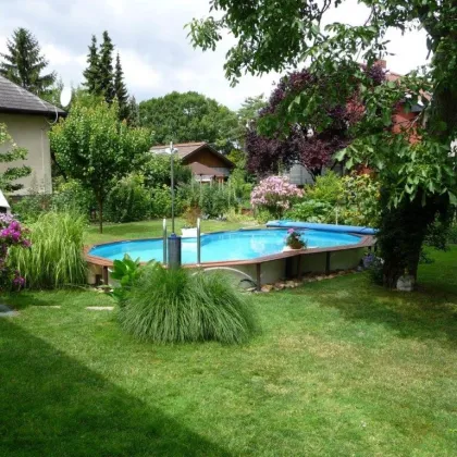 Ruhig gelegenes Einfamilienhaus mit gepflegtem Garten, Garage und Pool - Bild 2