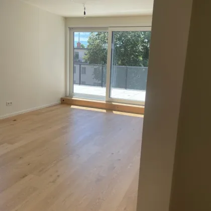 PROVISION SPAREN: Moderne Erstbezug-Wohnung mit Terrasse und Stellplatz in zentraler Lage - Jetzt besichtigen! - Bild 3