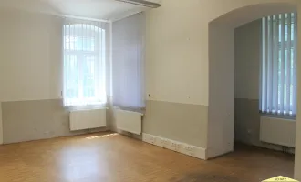 Helle große Räumlichkeiten für Gemeinschaftspraxis / Büro in barrierefreiem Altbau zu vermieten