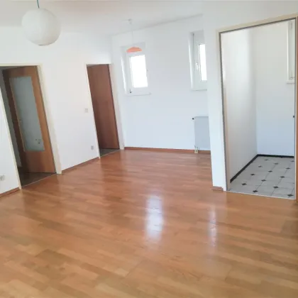 Top gepflegte 3 Zimmer Wohnung mit Loggia, Kellerabteil und PKW-Abstellplatz! - Bild 3