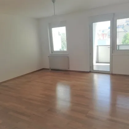 Top gepflegte 3 Zimmer Wohnung mit Loggia, Kellerabteil und PKW-Abstellplatz! - Bild 2