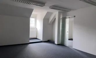 Büro mit 4 Räumen am Hauptplatz in Bruck zu vermieten!