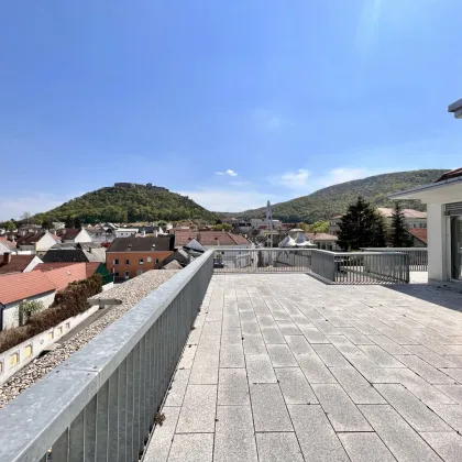 DG-Ordination über den Dächern Hainburgs! Rundum Terrasse, ca. 136m²! Traumhafter Blick über Hainburg und seine Gegend! Inkl. Kundenparkplätze! Frei gestaltbare Raumaufteilung! - Bild 2