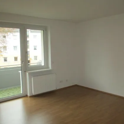 Ein sonniger Balkon mit Blick ins Grüne während Sie die Annehmlichkeiten der Stadt in perfekter Ruhelage genießen können?! Dieser 4-Zimmer Wohn(t)raum mit vielseitigen Einrichtungsmöglichkeiten ist genau das, wonach Sie immer gesucht haben! - Bild 2