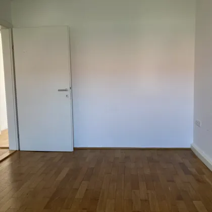 SANIERUNG IN ARBEIT: Idyllisches Wohnerlebnis für die kleine Familie zum günstigen Preis! Sehr gemütliche und helle 3-Zimmer-Wohnung in herrlicher Grünlage mit bester Infrastruktur! - Bild 3