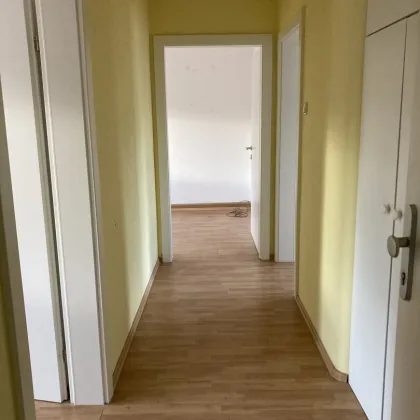 Gemütliche 2-Zimmer-Wohnung mit flexibler Raumaufteilung in naturnaher Lage verspricht hervorragende Wohnqualität mit einer perfekten Infrastruktur! Ab sofort verfügbar und frisch renoviert! Sichern Sie sich jetzt Ihren Besichtigungstermin! - Bild 3