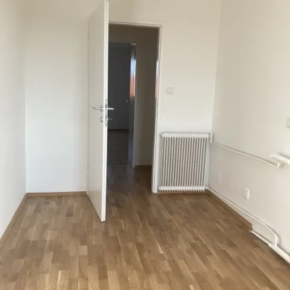 Frisch sanierte & lichtdurchflutete 84m²-Wohnung im 4.Stockwerk mit Aufzug in Steyr Münichholz überzeugt mit bester Aussicht und verspricht eine perfekte Infrastruktur - BEZUGSFERTIG! - Bild 2