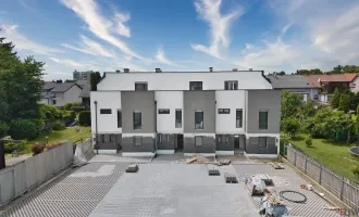 Neubau in Ruhelage! Schlüsselfertiges Reihenhaus mit 113m² Wohnnutzfläche, 5 Zimmern und Eigengarten! Heizen mittels Luftwärmepumpe!