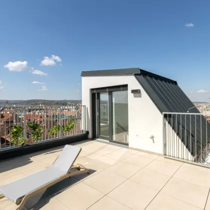 CITY VIEW & STYLE // MODERNE DACHGESCHOSSWOHNUNG // PANORAMAFENSTER // TERRASSE + DACHTERRASSE MIT TRAUMBLICK // NÄHE UHLPLATZ - Bild 2