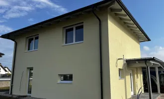 Schlüsselfertiges Einfamilienhaus, großes Grundstück inklusive, in ökologischer Bauweise in Klagenfurt Nähe. Doppelcarport, überdachtem Zugang zum Haus, Speis', Luftwärmepumpe, Kamin und Terrasse. Noch im Sommer bezugsfertig.