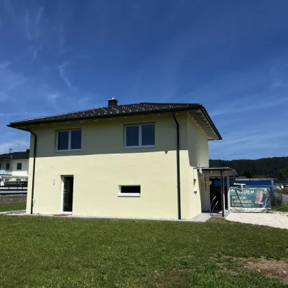 Schlüsselfertiges Einfamilienhaus, großes Grundstück inklusive, in ökologischer Bauweise in Klagenfurt Nähe. Doppelcarport, überdachtem Zugang zum Haus, Speis', Luftwärmepumpe, Kamin und Terrasse. Noch im Sommer bezugsfertig. - Bild 3