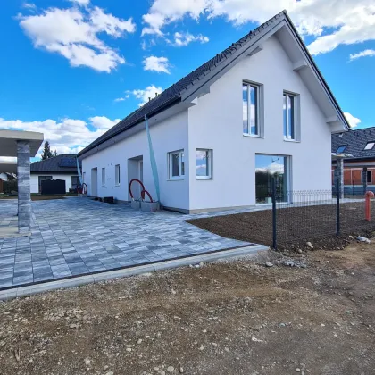 Belagsfertige Doppelhaushälfte in Massivbauweise mit Eigengarten und Doppel- Carport - Bild 3