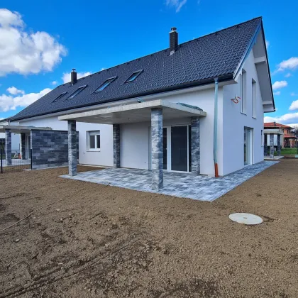 Belagsfertige Doppelhaushälfte in Massivbauweise mit Eigengarten und Doppel- Carport - Bild 2