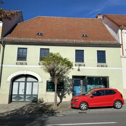 Historisches Stadthaus mit Geschäftsräumen, 1 Wohnung im 1. Stock und einer Lagerhalle im Hof - Bild 2