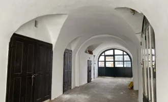 Historisches Stadthaus mit Geschäftsräumen, 1 Wohnung im 1. Stock und einer Lagerhalle im Hof