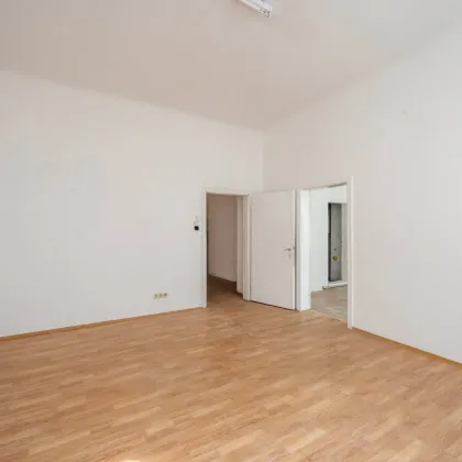 +++NEU+++ Sanierungsbedürftige 3-Zimmer Altbau-Wohnung, viel Potenzial! - Bild 3