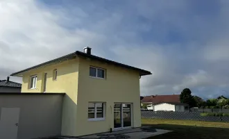 Exklusives Einfamilienhaus in ökologischer Massiv - Holzbauweise, 818m² großes sonniges Grundstück, im Sommer zu beziehen!