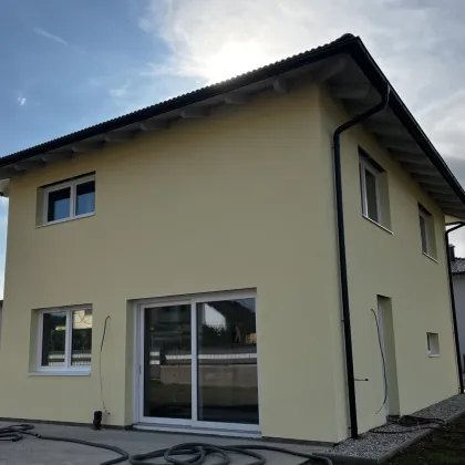 Exklusives Einfamilienhaus in ökologischer Massiv - Holzbauweise, 818m² großes sonniges Grundstück, im Sommer zu beziehen! - Bild 2