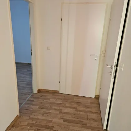 unbefristete 2-Zimmer-Wohnung mit großer Loggia - 3. Zimmer möglich! - Bild 3