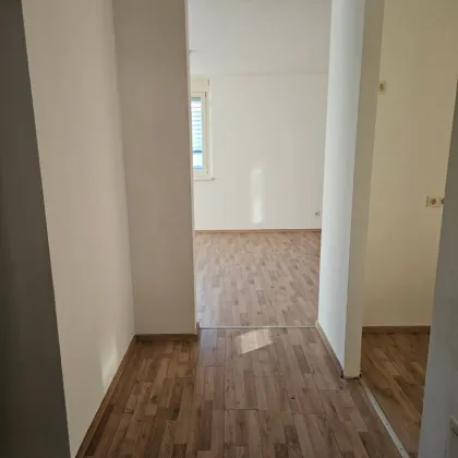 unbefristete 2-Zimmer-Wohnung mit großer Loggia - 3. Zimmer möglich! - Bild 2