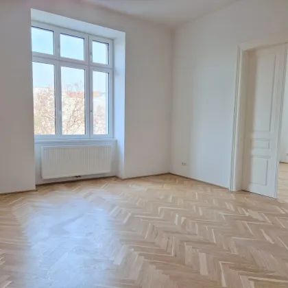 Traumhafte 2 Zimmer Erstbezugs-Altbauwohnung mit Loggia in zentraler Lage mit Parkblick! - Bild 2