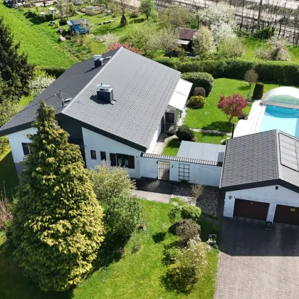 Zeitlose Architektur - Leben und Entfalten auf 243 m²  Wohnraum mit gepflegtem Garten und neuem Pool - Bild 2