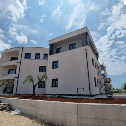 Jetzt einziehen - Neubau in Porec - 800 m vom Meer! - Bild 2