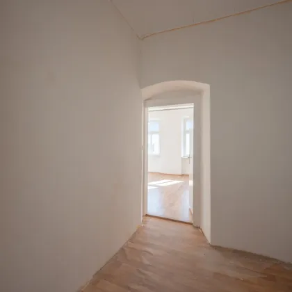 ++NEU++ Sanierungsbedürftige 3 Zimmer Altbauwohnung mit viel Potenzial. - Bild 3