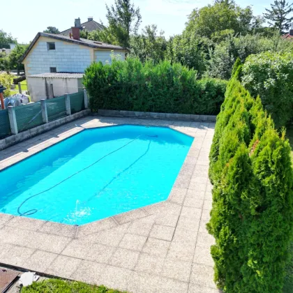 Exklusives Einfamilienhaus mit riesigem Pool in 1220 Wien: 560.000 €, 5 Zimmer, renovierungsbedürftig, Garten, Terrasse, Garage - Bild 2