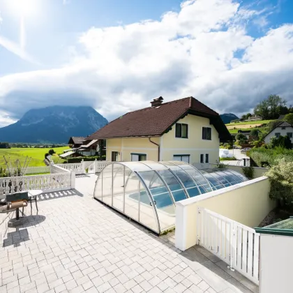 Ein-Zweifamilienhaus mit Swimmingpool, XXL-Terrasse, Doppelgarage, einzigartigem Grimmingblick und Zweitwohnsitzgenehmigung - Bild 2