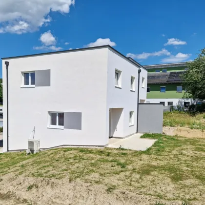 Traumhafte Doppelhaushälfte in Peuerbach: 4 Zimmer, Doppelcarport, Terrasse, Eigengarten, belagsfertig, € 320.000,-! - Bild 2