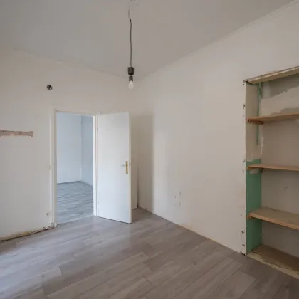 ++NEU++ Sanierungsbedürftige 2-Zimmer Altbau-Wohnung, viel Potenzial! - Bild 3