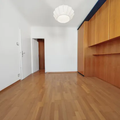 U-Bahnnähe und Loggia! 2-Zimmer-Neubauwohnung im 5. Liftstock! Vermietung mit angemessenen Mietzins möglich - Bild 3