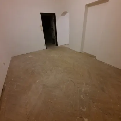 Sanierungsbedürftige Wohnung in aufstrebender Wohnlage - Bild 2