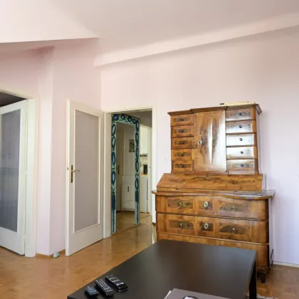 2 Zimmer Dachgeschosswohnung mit Lift und schönem Stadtblick! - Bild 2