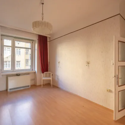 ++NEU++ Ruhige 2-Zimmer Altbau-Wohnung mit getrennter Küche, viel Potenzial! - Bild 2