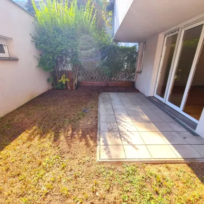 NEU - Perfekte Gartenwohnung! Ideal für Familien! Traumwohnung mit Terrasse und Garten in einer Traumanlage mit viel Grün! Garagenplatz inbegriffen + Perfekte Aufteilung + Fairer Preis + Tolle Infrastruktur! - Bild 2