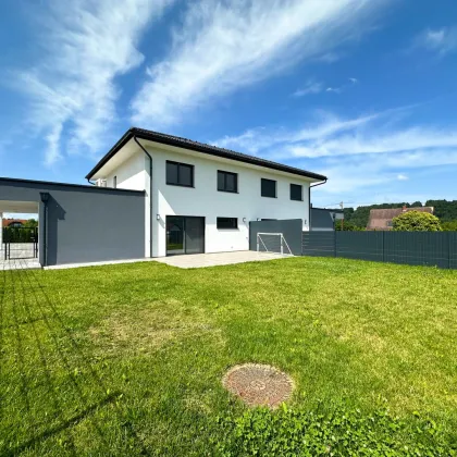 ERSTBEZUG - Moderne Doppelhaushälfte mit 5 Zimmer, Doppelcarport & traumhaften Garten - Bild 2