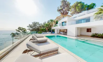 PRESTIGETRÄCHTIGE VILLA IN ERSTER MEERESLINIE IN CALA VINYES