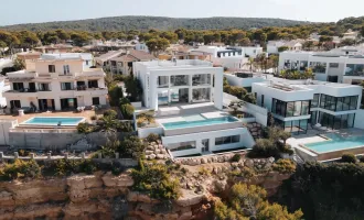 EXTRAVAGANTE LUXUSVILLA IN ERSTER REIHE AM PORT ADRIANO