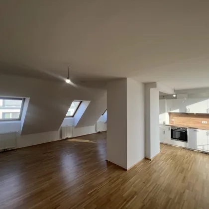 Traumhafte Dachgeschoss-Wohnung mit Fernblick! 80m² Maisonette-Wohnung mit Terrasse und Klimaanlage! ++ Nahe AKH ++ Garagenstellplätze im Haus!! - Bild 2