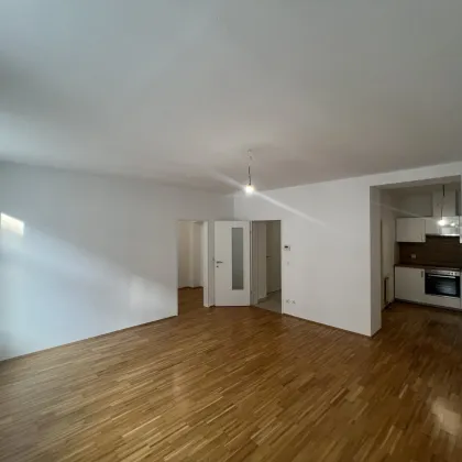 NEU! Exklusiv Wohnen in bester Lage! Helle + perfekt aufgeteilte 2-Zimmer-Wohnung! Top sanierter Stilaltbau! - Bild 2