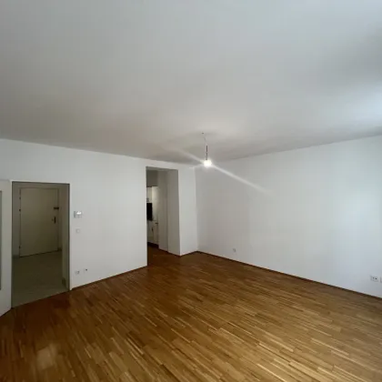 NEU! Exklusiv Wohnen in bester Lage! Helle + perfekt aufgeteilte 2-Zimmer-Wohnung! Top sanierter Stilaltbau! - Bild 3