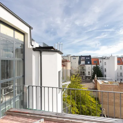 SOMMERAKTION - neue PREISE | 3-Zimmer Dachgeschoss-Maisonette Wohnung mit Balkon und südseitiger Innenhofterrasse | Schönbrunn-/Glorietteblick | Fernwärme | ERSTBEZUG - Bild 3