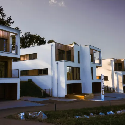 Garden Villas - Moderne Doppelhaushälfte in beliebter Lage mit idyllischem Naturteich - Bild 2