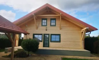 Ungarische Idylle: Neuwertiges Holzhaus mit 130m², 4 Zimmern & Garten