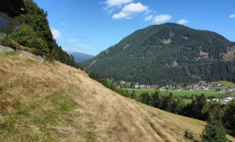 Großes Grundstück für Bauträger oder Privatpersonen mit Blick auf Berge und in die Ferne.