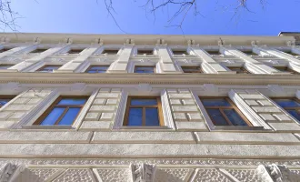 Sanierungsbedürftige Altbauwohnung mit bewilligtem Balkon in gepflegter Jahrhundertwende Liegenschaft beim Meiselmarkt