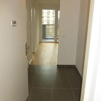 Bj 2020! Absolut neuwertige Anlegerwohnung mit 2-Zimmer, Balkon/Terrasse im 3. OG! -- sofortige Mieteinnahmen und Rundum-Beratung für Inverstoren! (B-SP64/21) - Bild 2