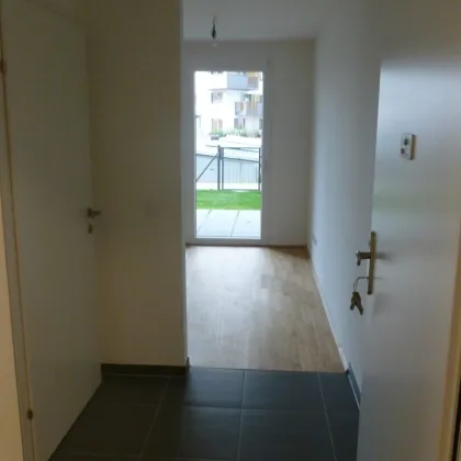 ERSTKLASSIGE vermietete Neubauwohnung für Anleger in 1220 Wien -- Baujahr 2021 -- 2 Zimmer -- inkl. Tiefgaragenplatz + Küche (B-SP64/07) - Bild 2